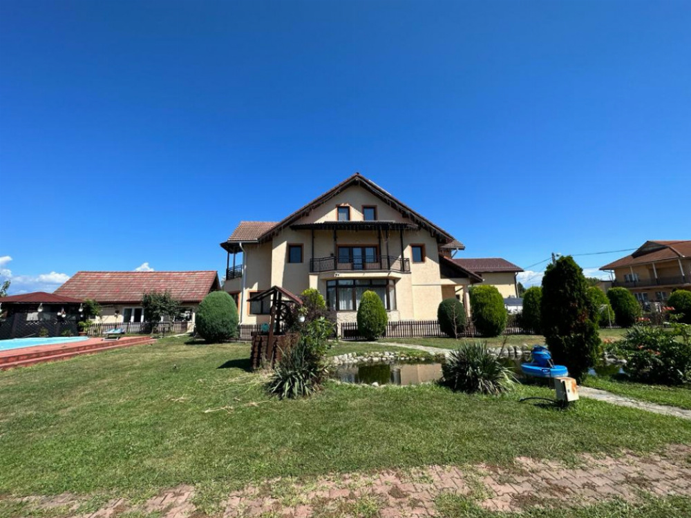Vânzare proprietate impunătoare, strada Bujorului - cartier Primăverii