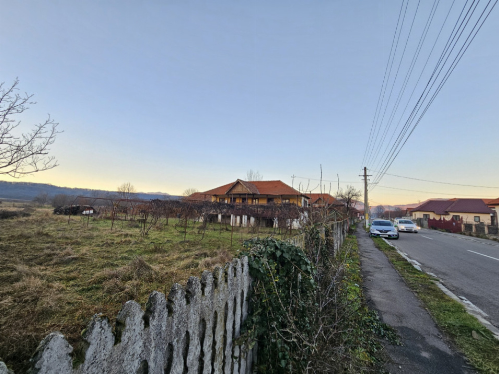 Vânzare teren intravilan 1555 mp - Arcani - 13 km de Târgu Jiu