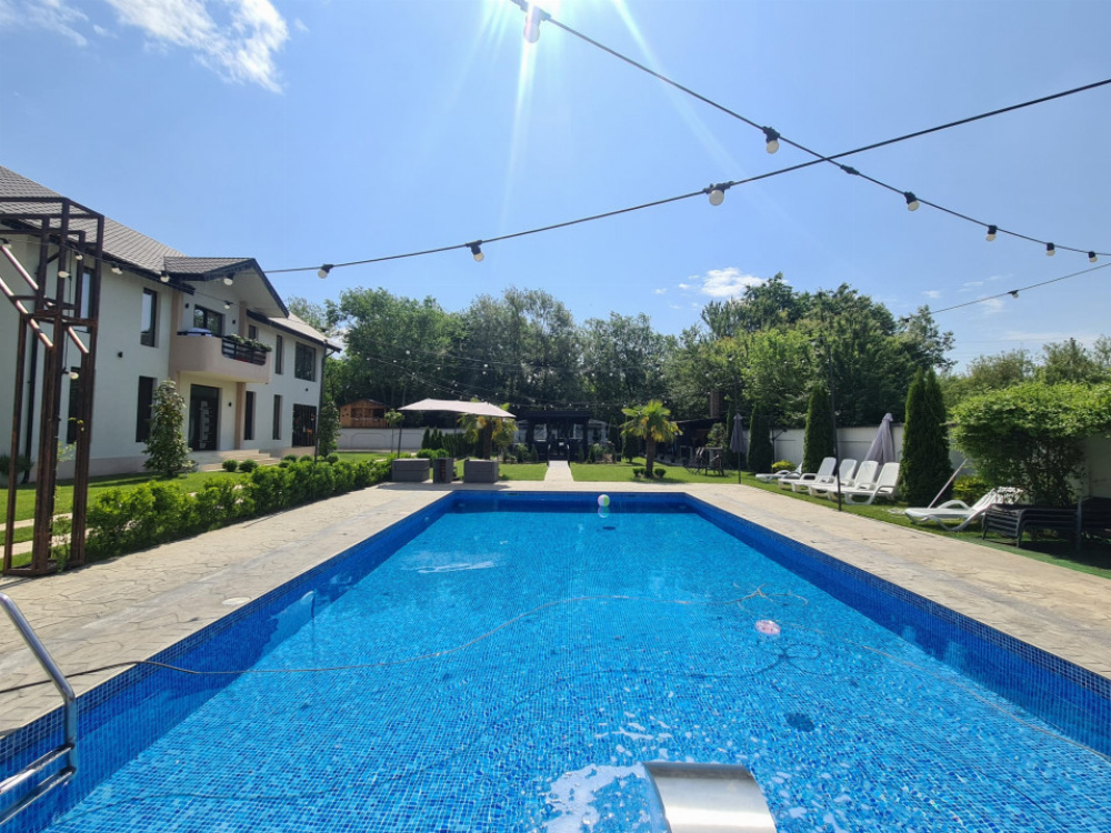 Vânzare casă cu piscină, în cartier privat - zona Dumbrava