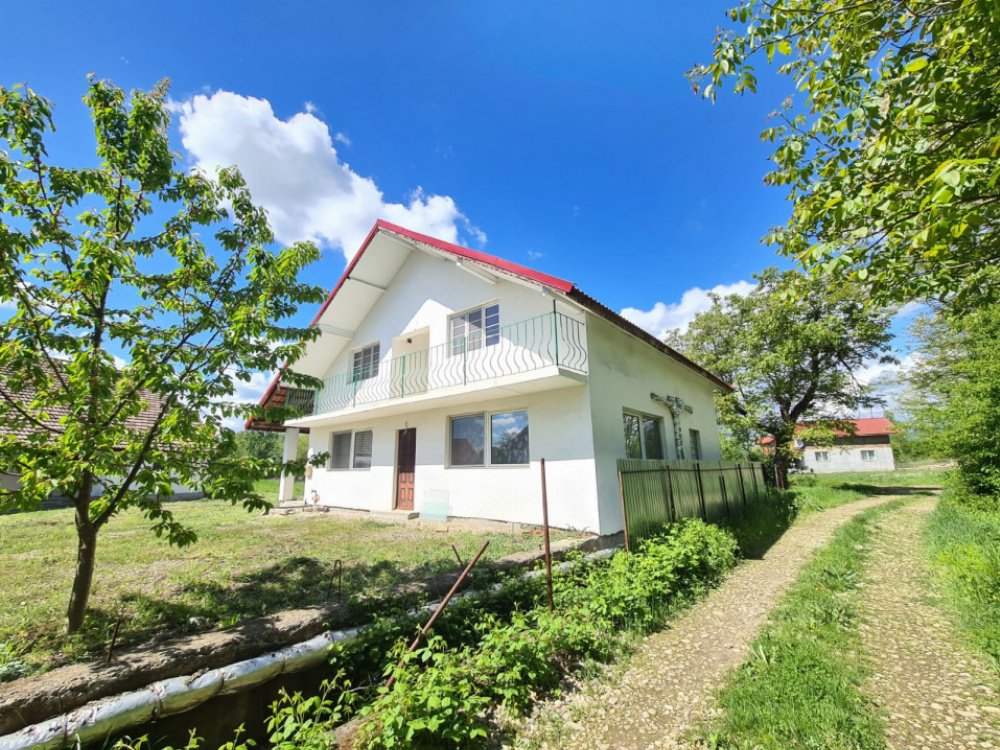 Vânzare proprietate multifuncțională, în Arcani, sat Sănătești - la DN 67 D