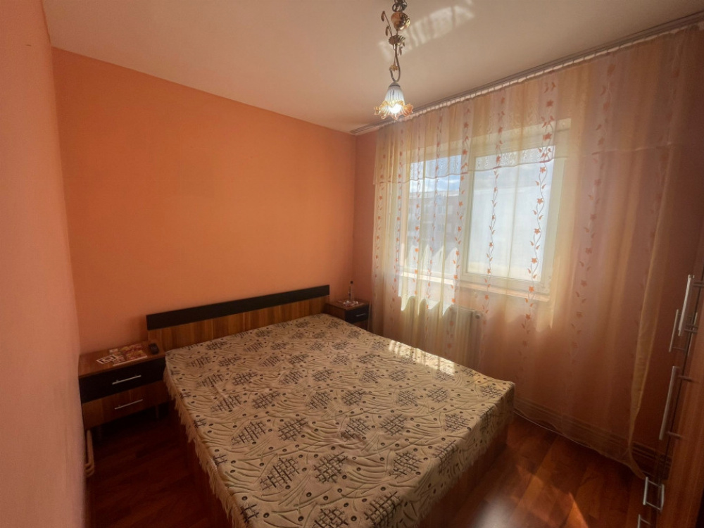Vânzare apartament 3 camere, etaj 3, situat în Târgu Jiu, strada Slt. Ion Fota
