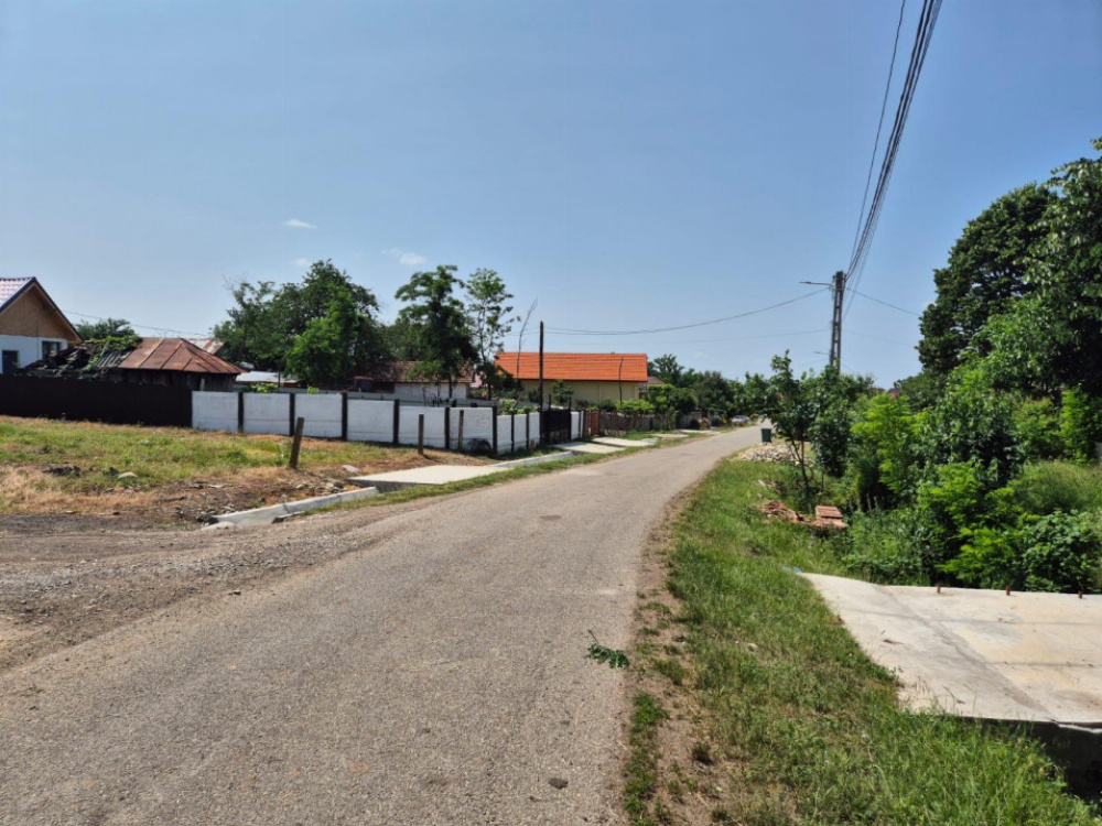 Teren intravilan parcelabil *dublă deschidere - utilități complete* Com. Lelești