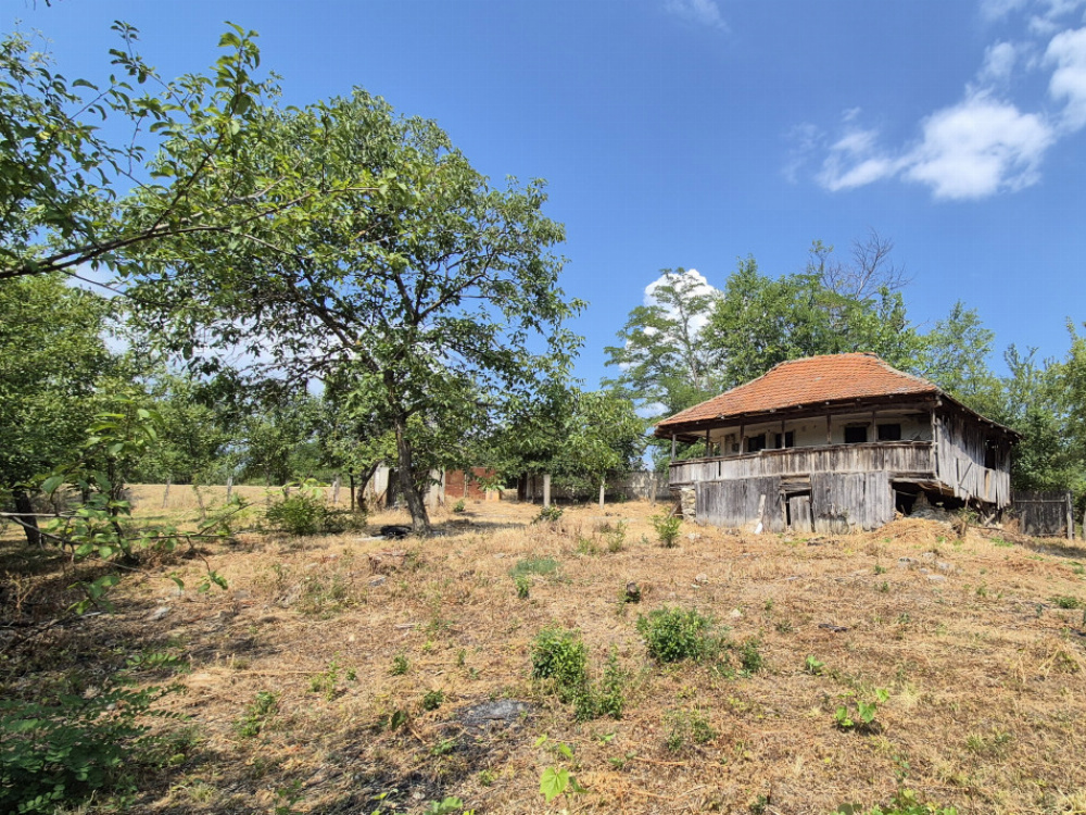 Vânzare casă bătrânească și teren în apropiere de complex turistic – Mușetești