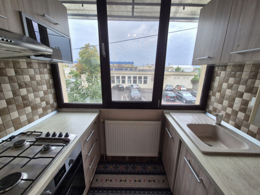 Vânzare apartament 2 camere transformat în 3, etaj 1, strada Comuna din Paris