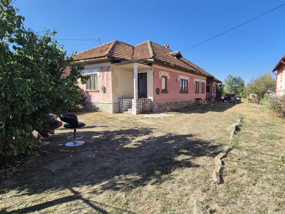 Vânzare *teren generos și casă * - strada Petrești - cartier Primăverii