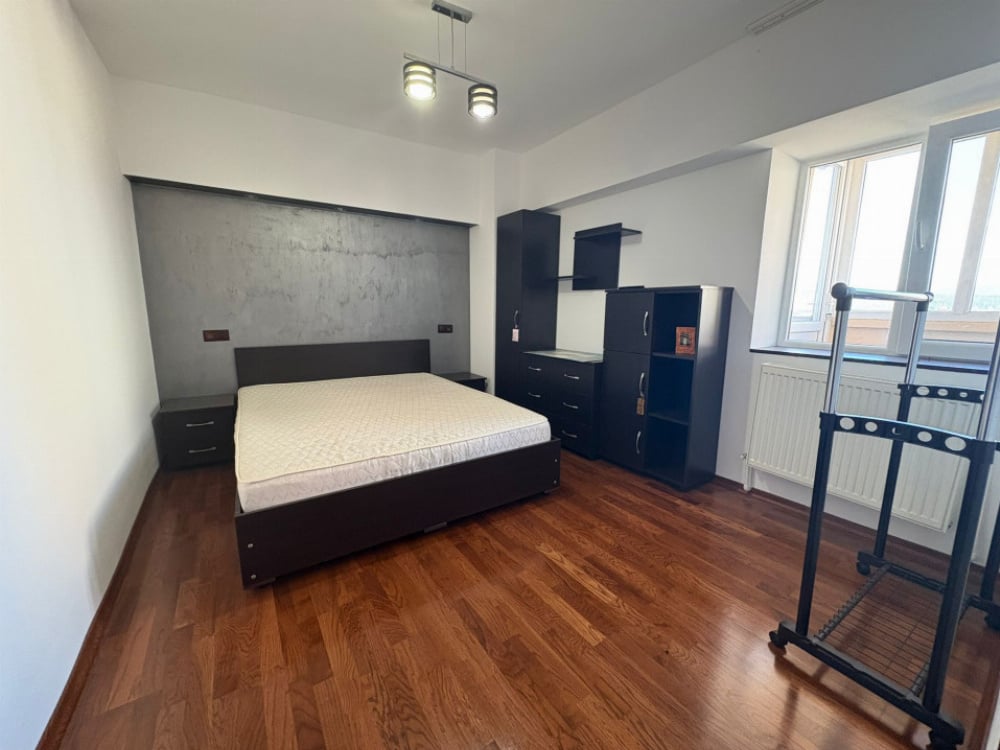 Închiriere apartament 3 camere, cu balcon generos, în zonă ULTRACENTRALĂ