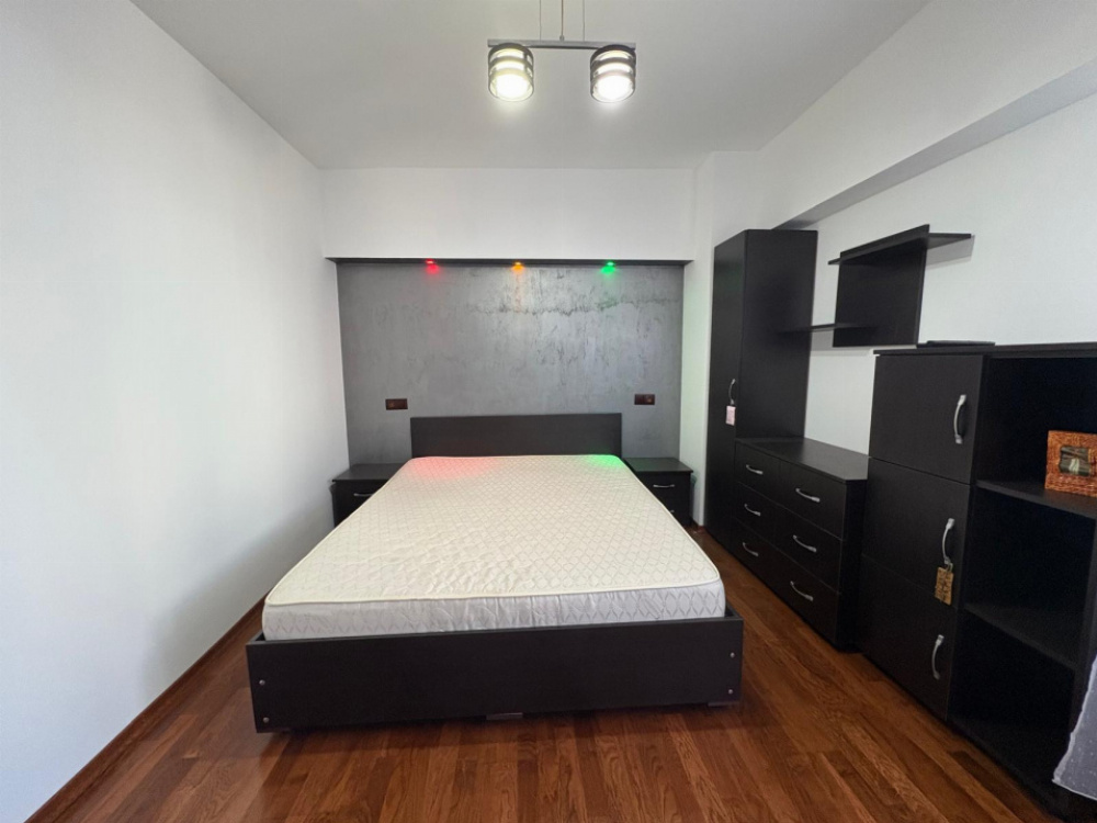 Închiriere apartament 3 camere, cu balcon generos, în zonă ULTRACENTRALĂ