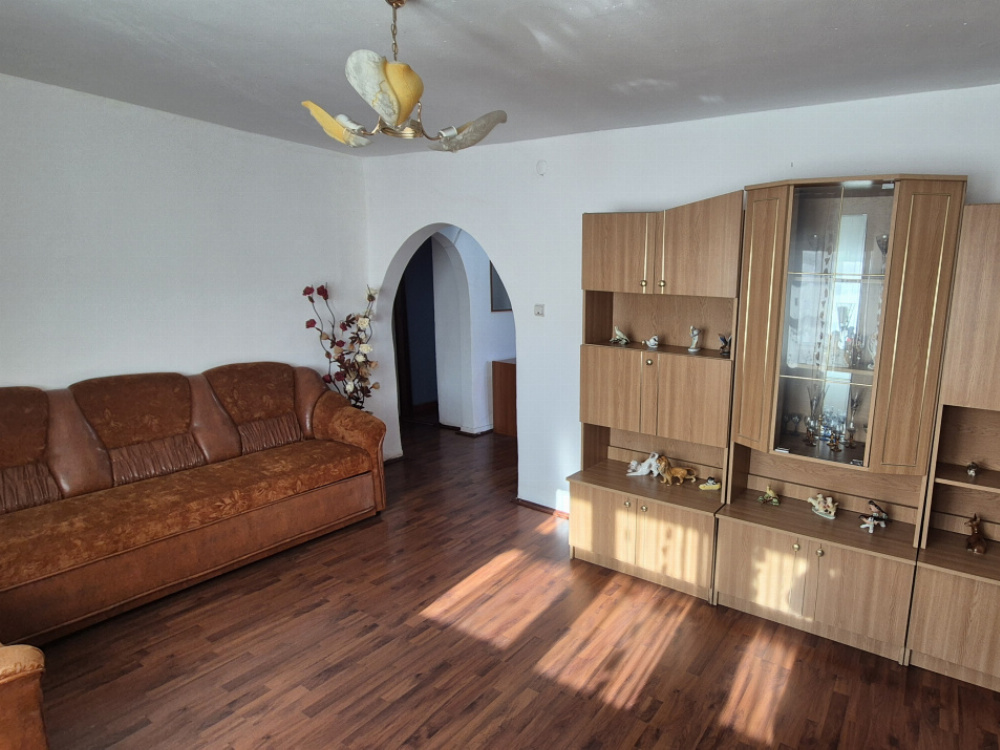 Vânzare apartament 3 camere, et. 2, situat în Rovinari, str. Plopilor