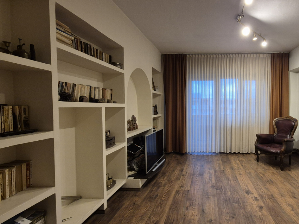Vânzare apartament 3 camere, situat în Târgu Jiu, strada Victoriei