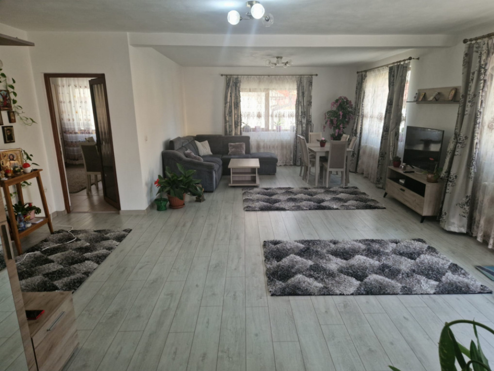 Închiriere casă P+M, mobilată și utilată, situată în Târgu Jiu, strada Șișești