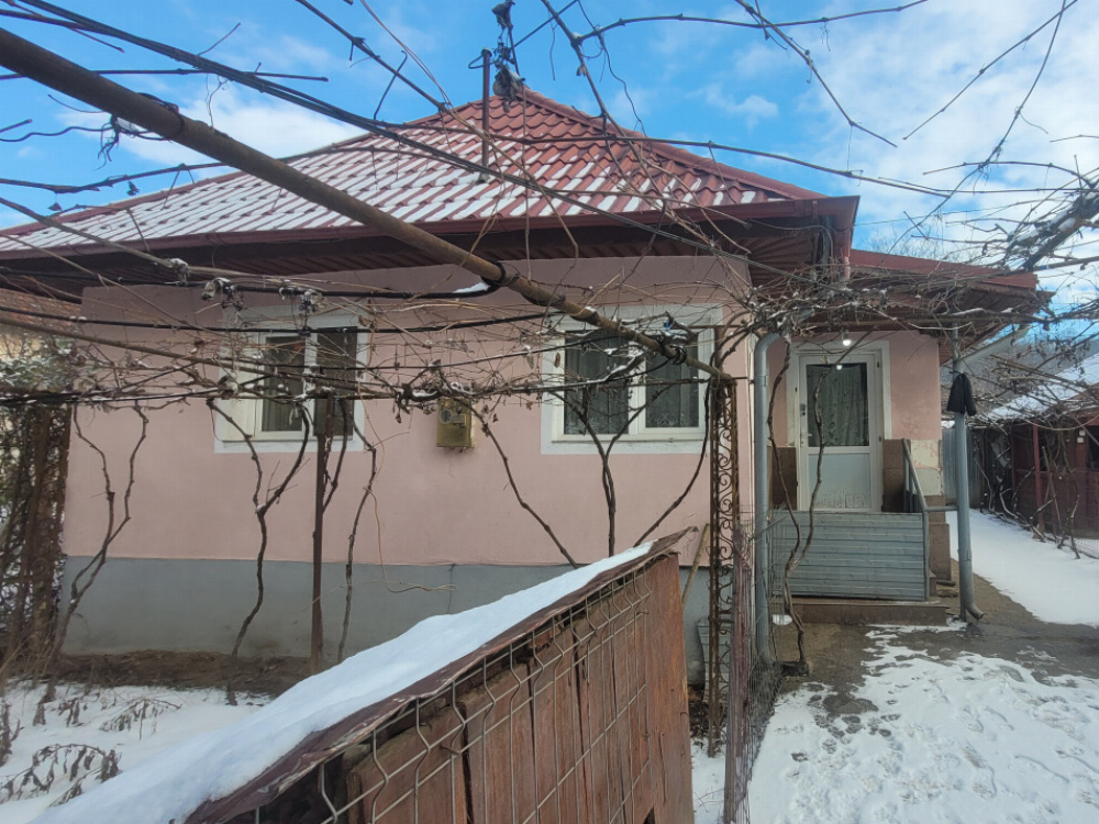 Vânzare casă, situată în oraș Tismana,  strada Mănăstirii
