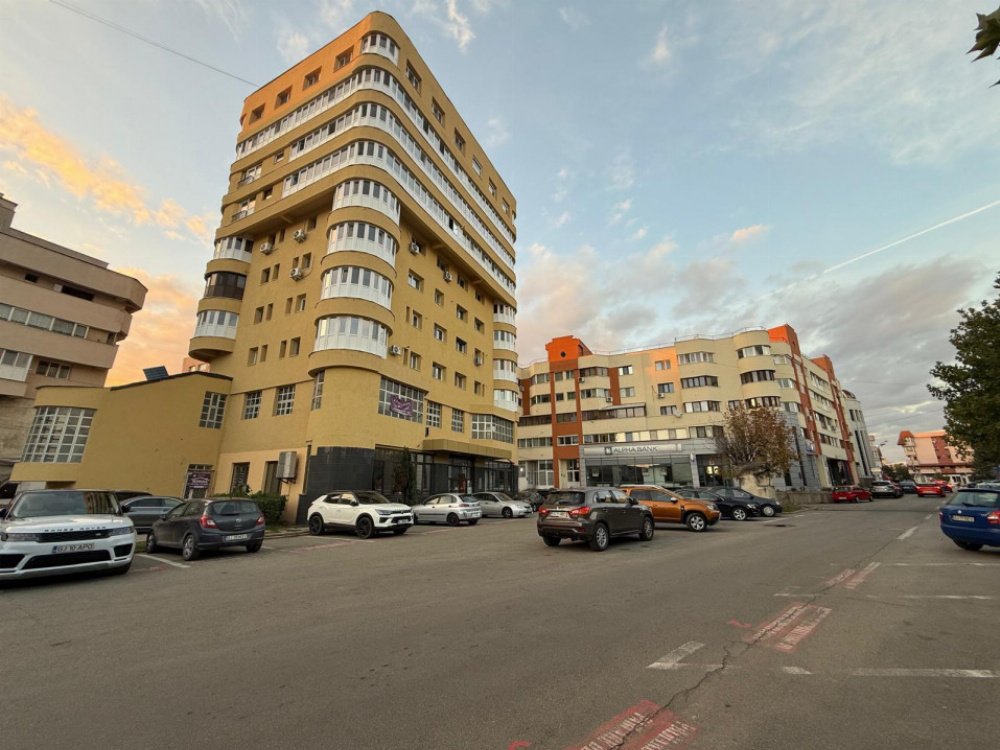 Închiriere *spațiu ultracentral 220 mp* - vizibilitate maximă și acces facil