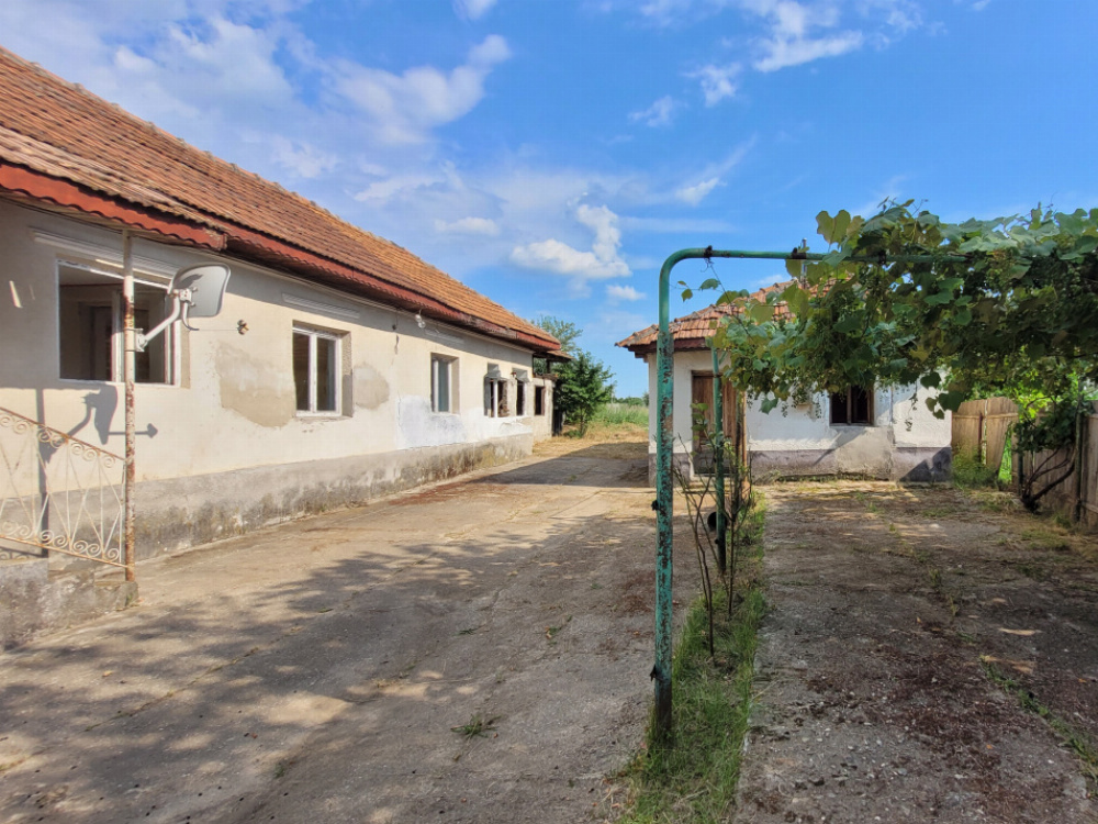 Vânzare casă renovabilă cu teren generos, sat Trocani, comuna Dănești